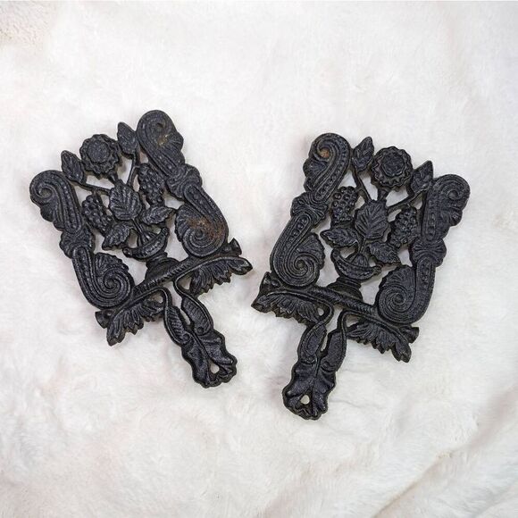 Cast Iron Trivet Wilton Square Grapes and Scrolls 7x4.5 Inches T-4 VTG - Picture 1 of 5